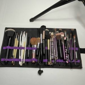 Several brushes all different sizes